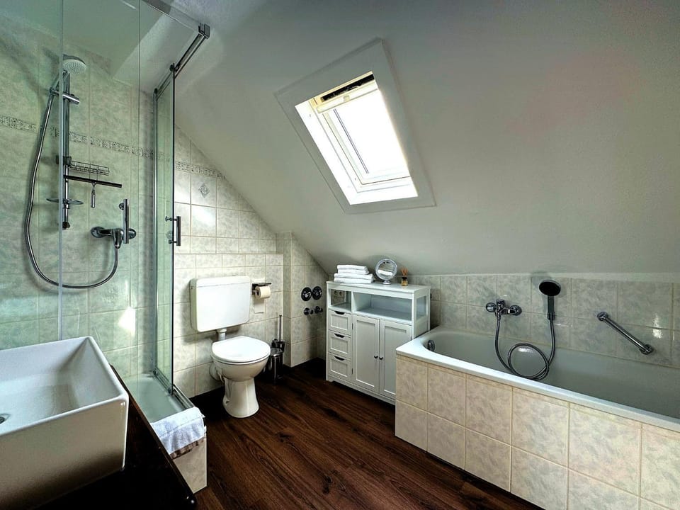 Shower, Toilet, Bath