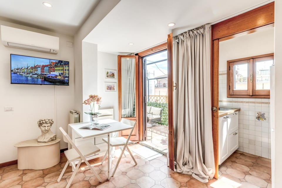 TV and multimedia, Kitchen or kitchenette, Seating area, Dining area, air conditioner