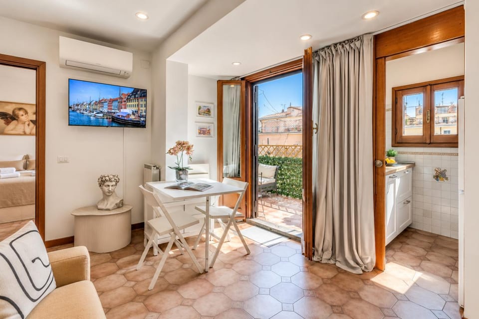 TV and multimedia, Balcony/Terrace, Living room, Seating area, Dining area