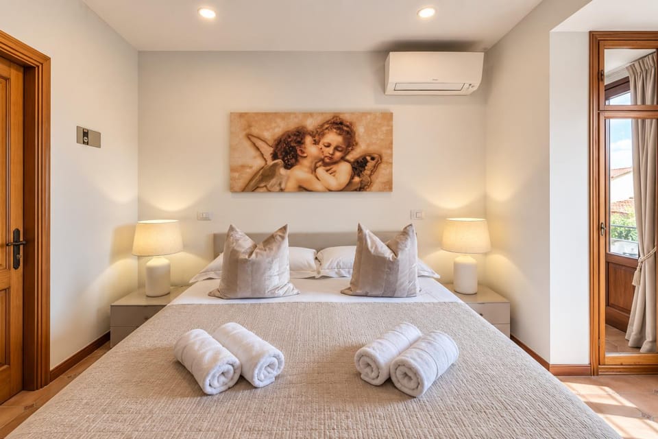 Bed, Bedroom, towels, air conditioner