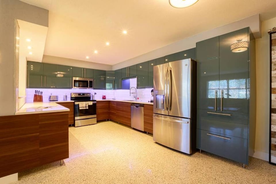 Kitchen or kitchenette, dishwasher, minibar, stove, toaster