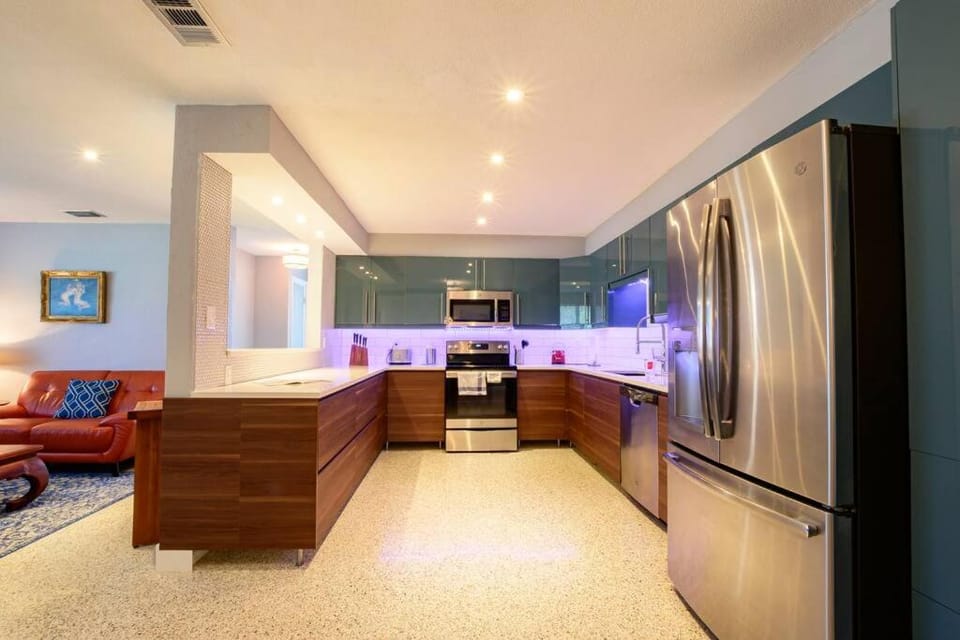 Kitchen or kitchenette, minibar, stove