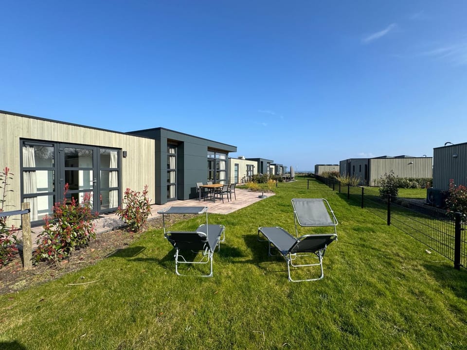 Enkhuizer Strand Chalet Hafenplätzchen mit Zaun Haus Nr 244 House in Flevoland, Netherlands