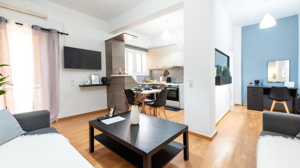 TV and multimedia, Kitchen or kitchenette, Living room, Seating area, Dining area
