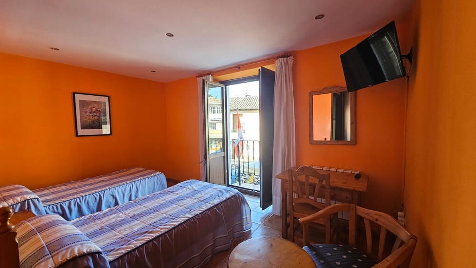 Bed, TV and multimedia, Balcony/Terrace, Photo of the whole room, Bedroom
