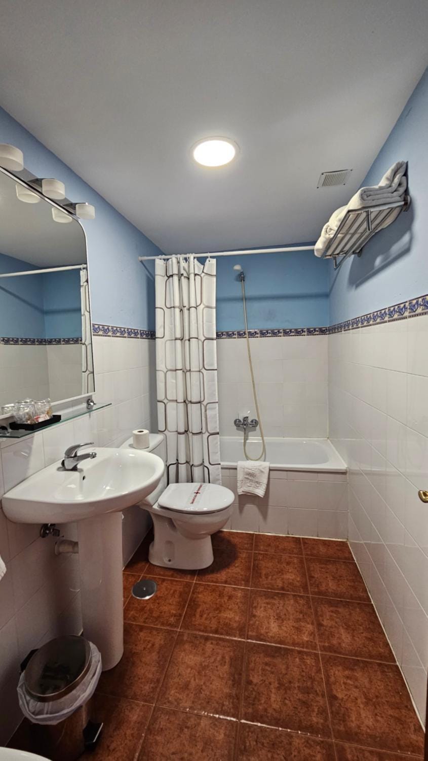 Shower, Toilet, Bathroom, Bath, towels