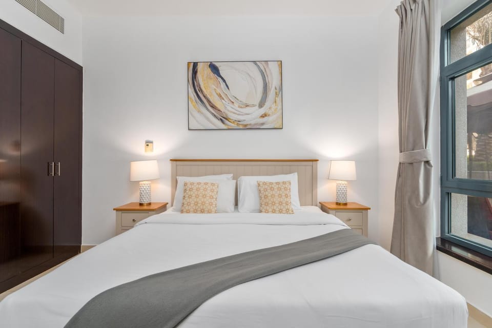 Lux BnB Travo Tower I Private Garden I Lake View Apartment in Dubai