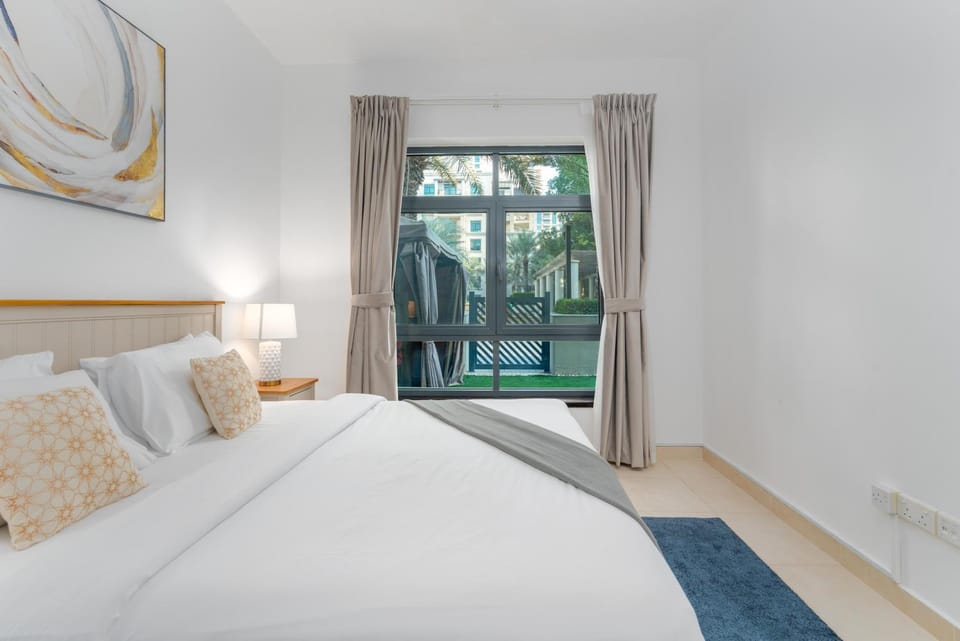 Lux BnB Travo Tower I Private Garden I Lake View Apartment in Dubai
