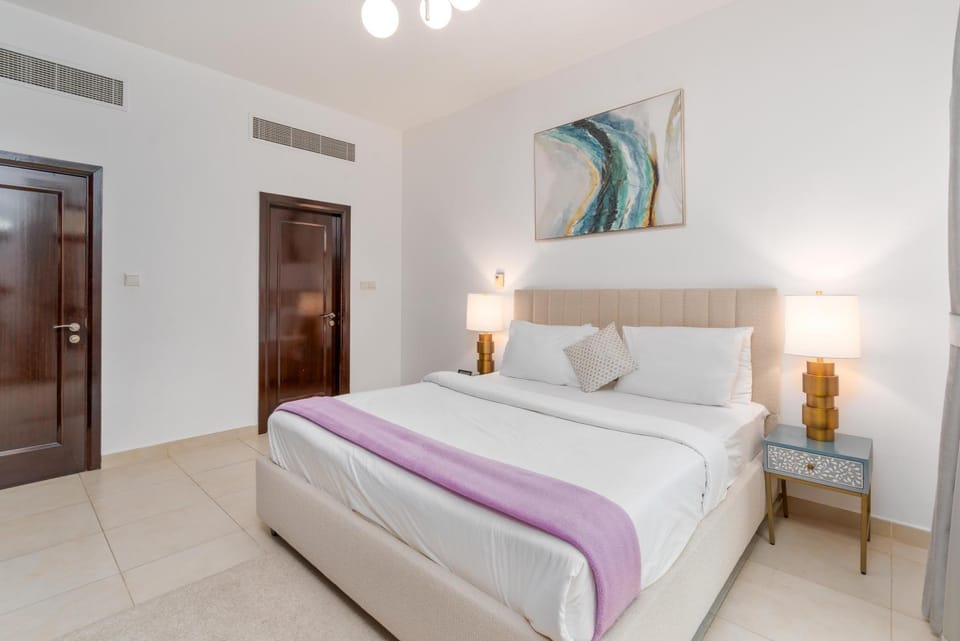 Lux BnB Travo Tower I Private Garden I Lake View Apartment in Dubai