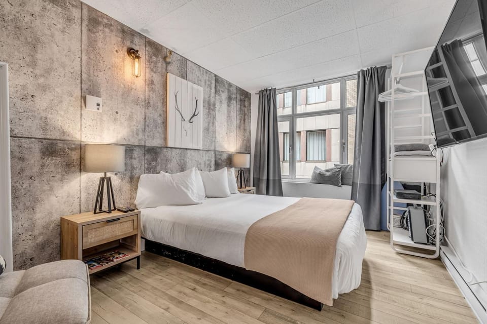 Bed, TV and multimedia, air conditioner