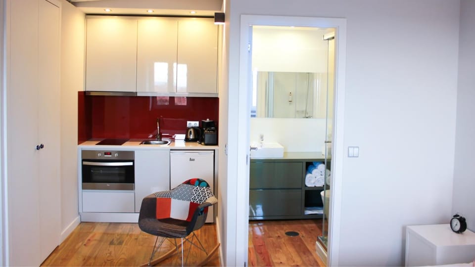 Bathroom, Kitchen or kitchenette, stove