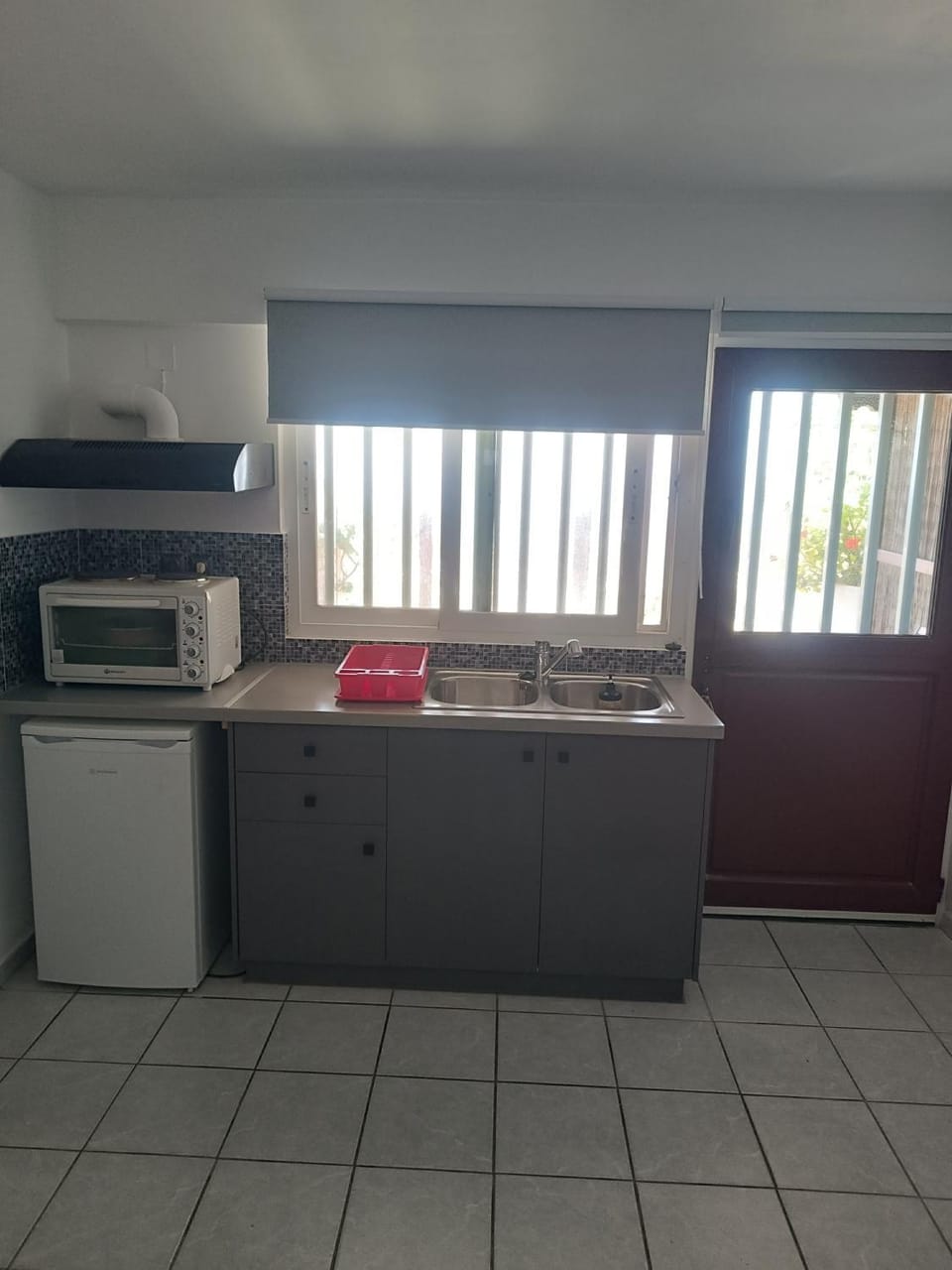 Kitchen or kitchenette, oven