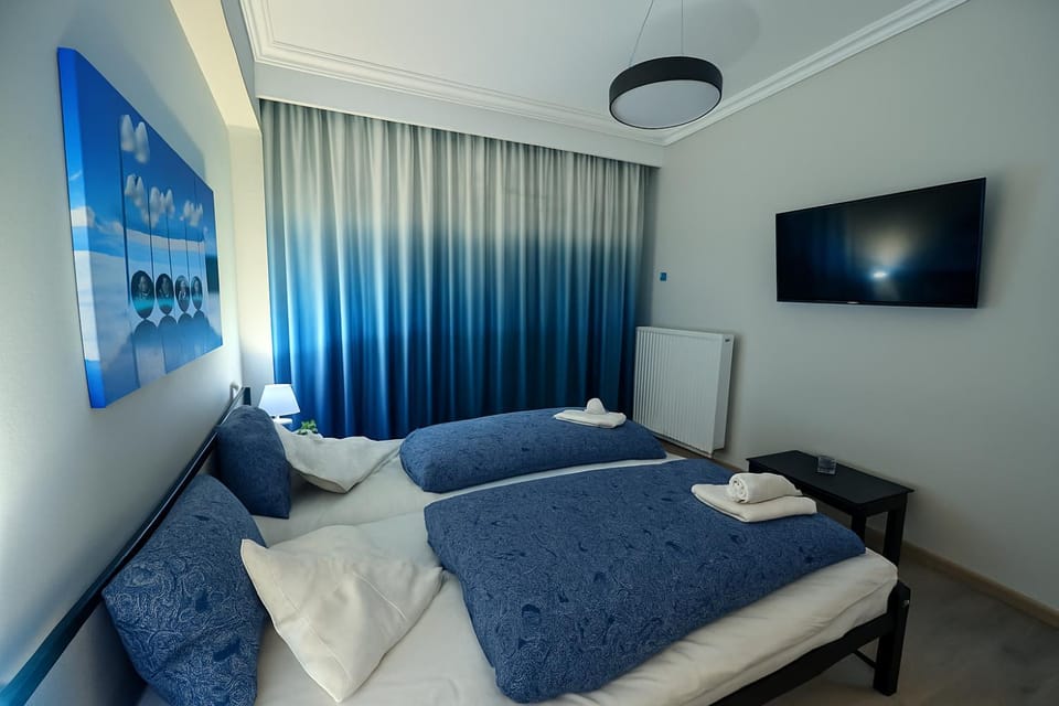 Bed, TV and multimedia, Photo of the whole room, Bedroom