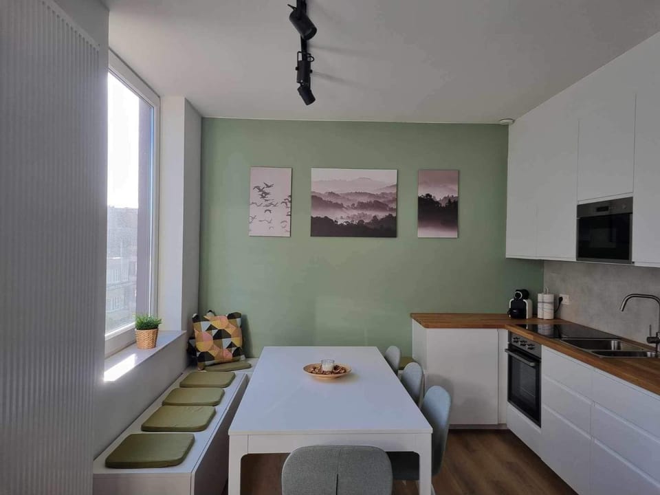 Kitchen or kitchenette, Dining area, minibar, pet friendly