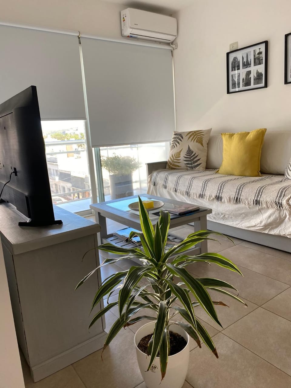 Communal lounge/ TV room, Bed, TV and multimedia, Living room, air conditioner