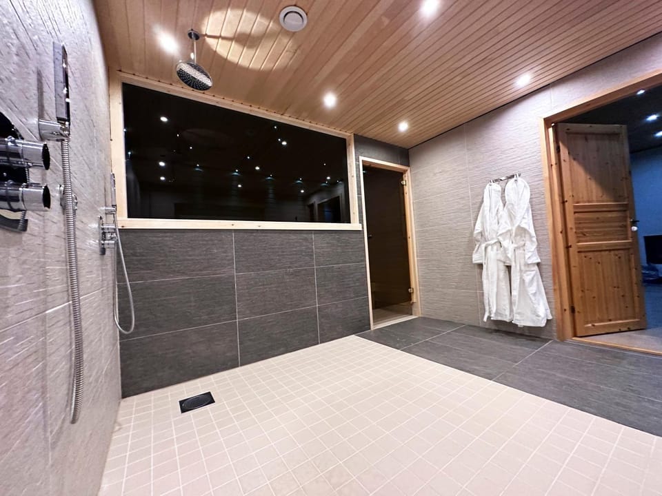 Shower, Sauna