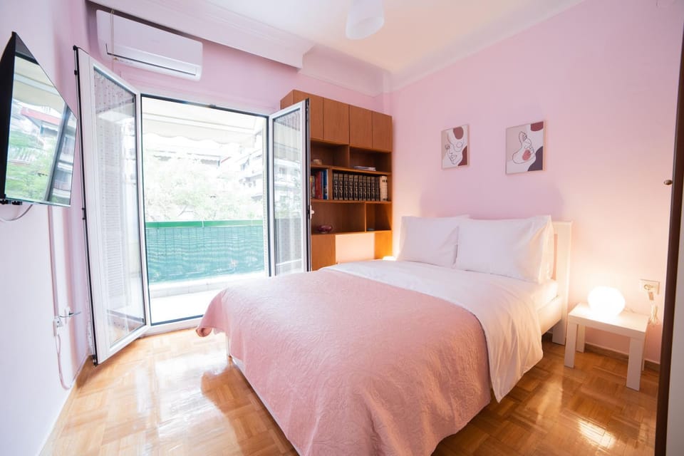 Bed, Library, TV and multimedia, Photo of the whole room, Bedroom, air conditioner