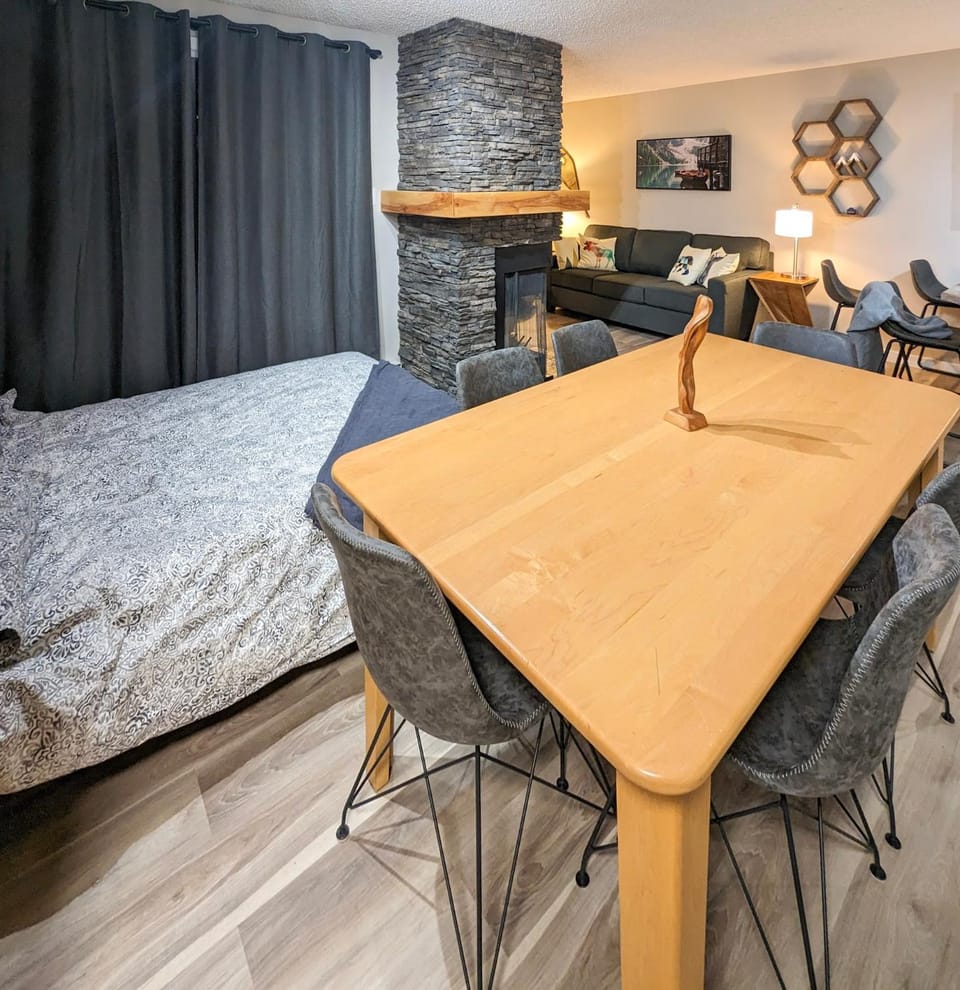 Bed, Game Room, Living room, Dining area