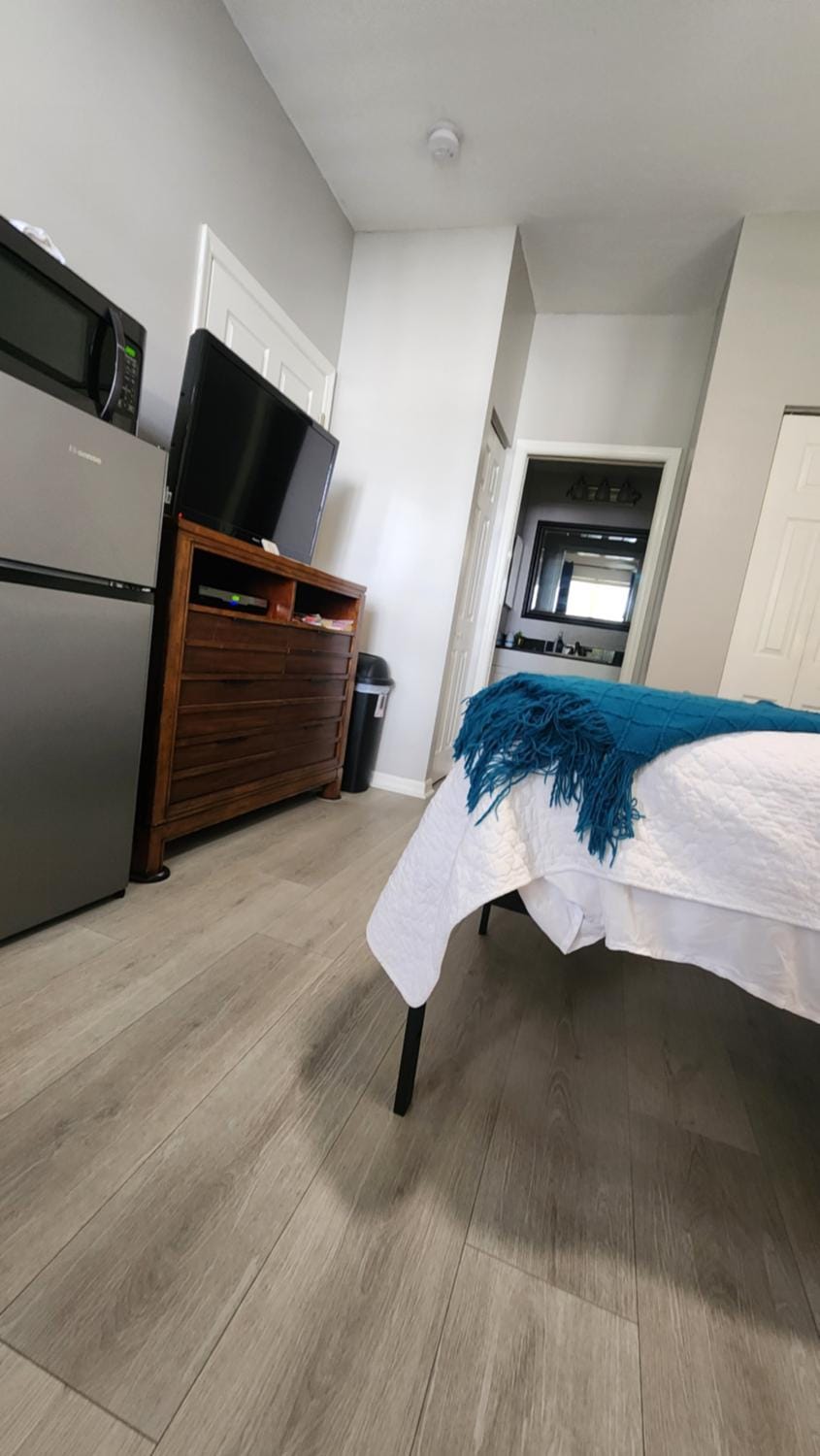 Modern Beach Haven Secure Suite at IMG Academy Apartment in Longboat Key
