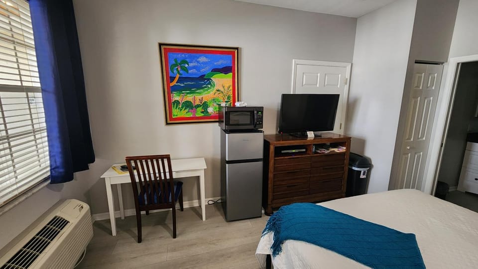 Modern Beach Haven Secure Suite at IMG Academy Apartment in Longboat Key