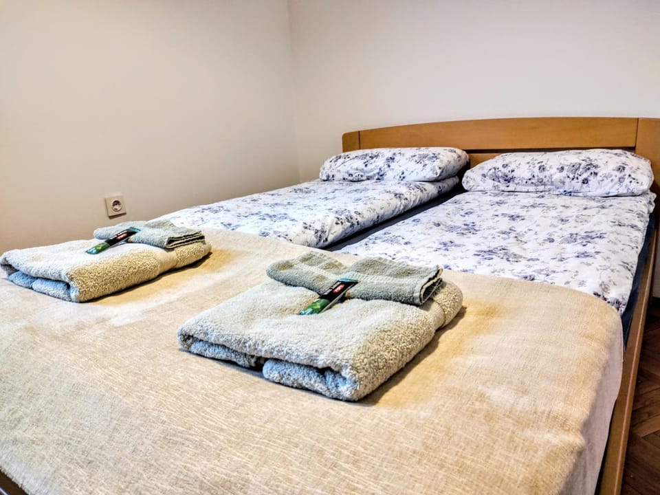 Bedroom, towels