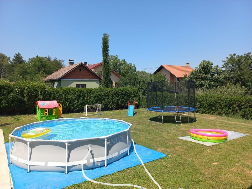 Villa Pogled - Pool, Billiards, Pikado & Private Parking Apartment in Novi Sad