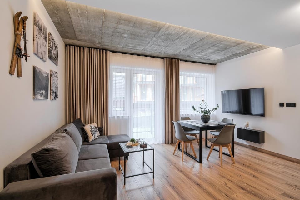 Communal lounge/ TV room, TV and multimedia, Living room, Dining area, Evening entertainment