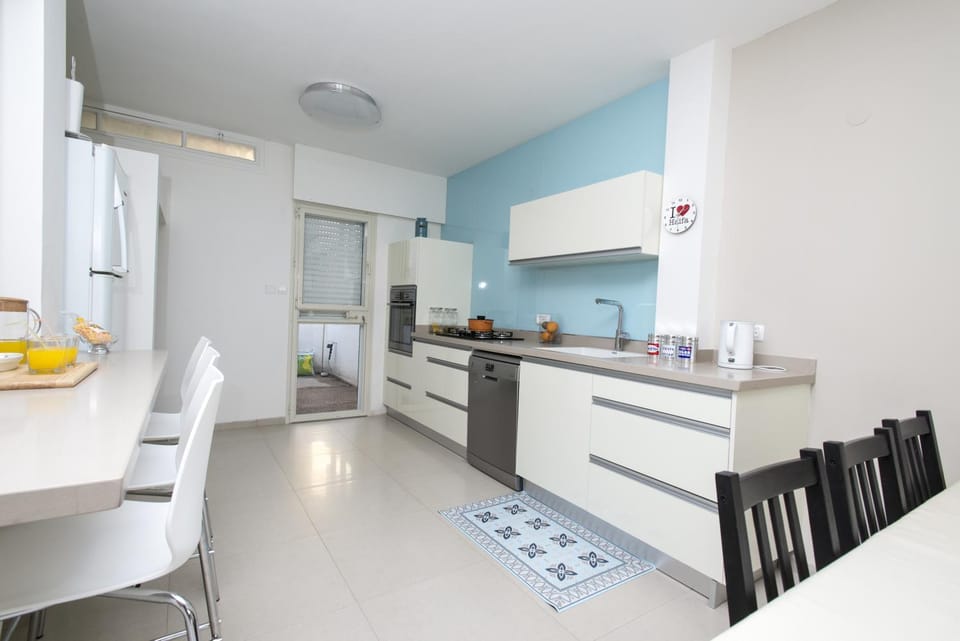Coffee/tea facilities, Kitchen or kitchenette, Dining area