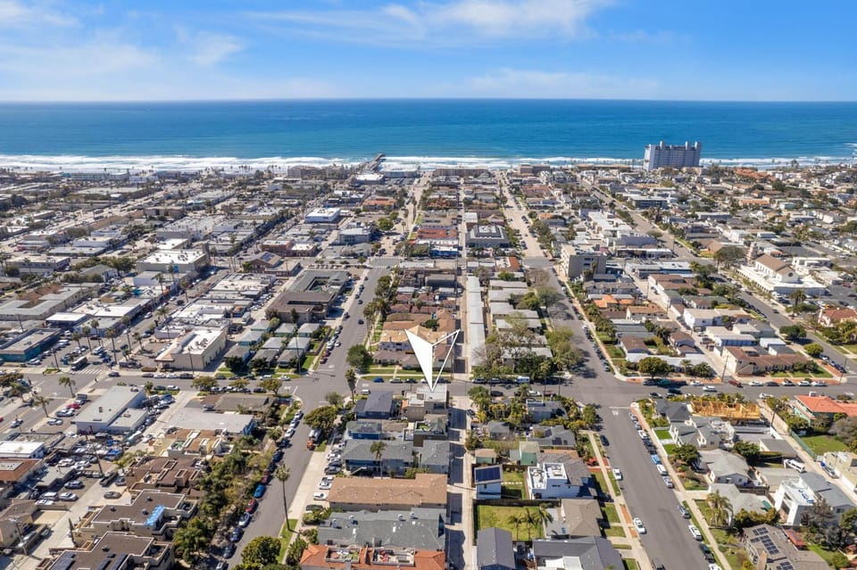 Pacific Beach Paradise - Near the Beach w AC, Garage, Fast Wifi & Private Patio! House in Pacific Beach