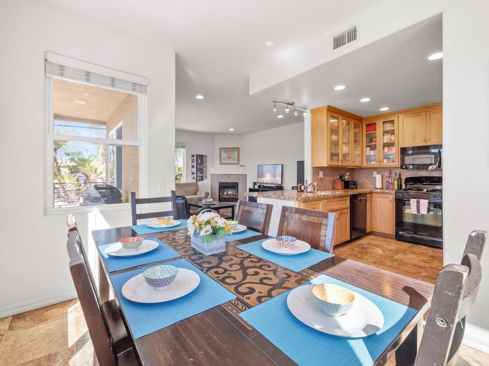 Pacific Beach Paradise - Near the Beach w AC, Garage, Fast Wifi & Private Patio! House in Pacific Beach