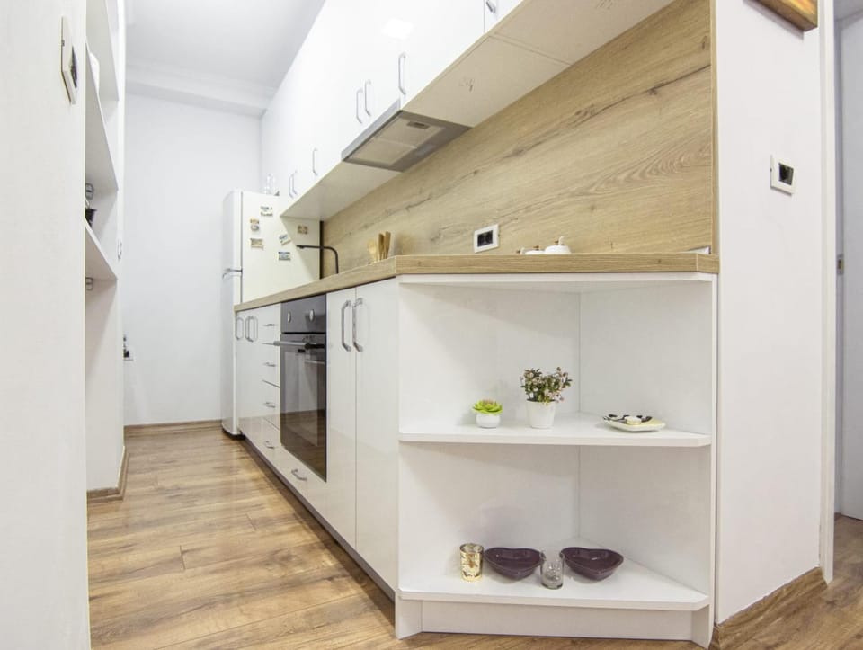 Kitchen or kitchenette, minibar, oven