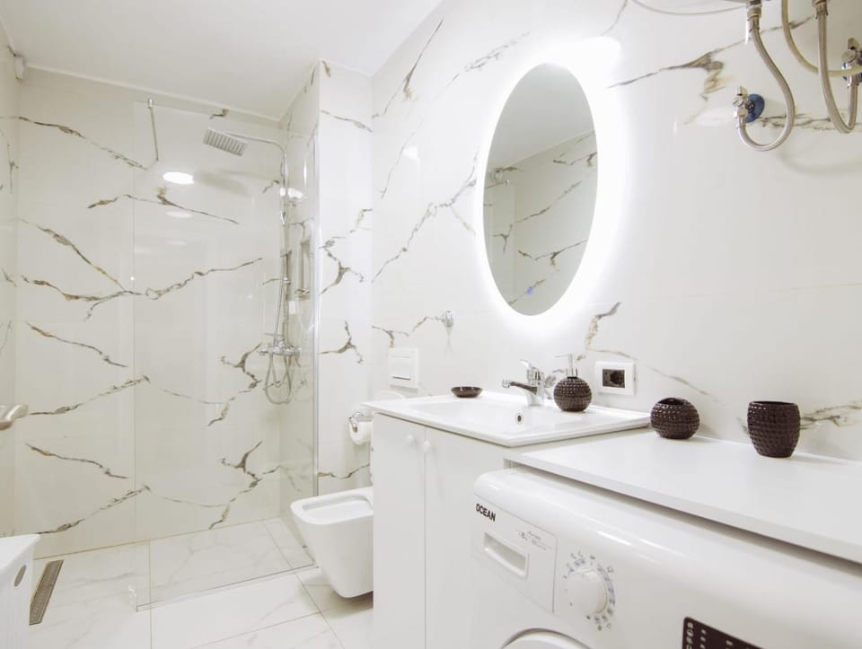 Shower, Toilet, Bathroom, towels