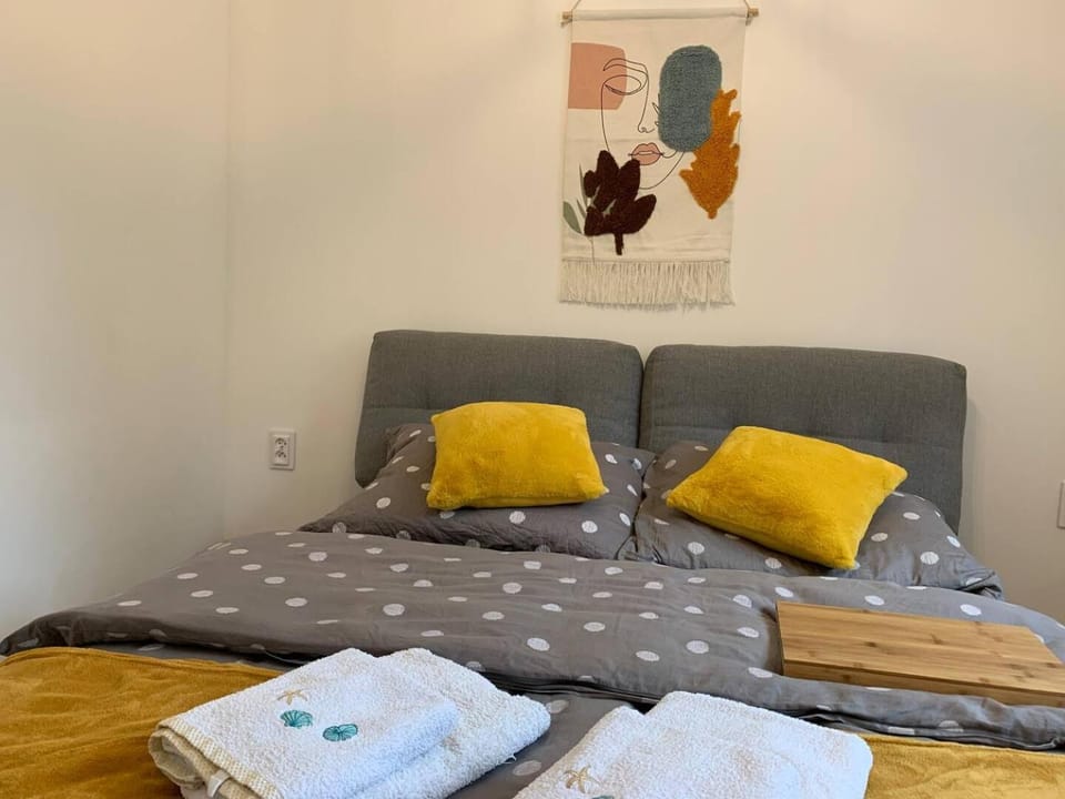 Bed, Photo of the whole room, Bedroom, towels