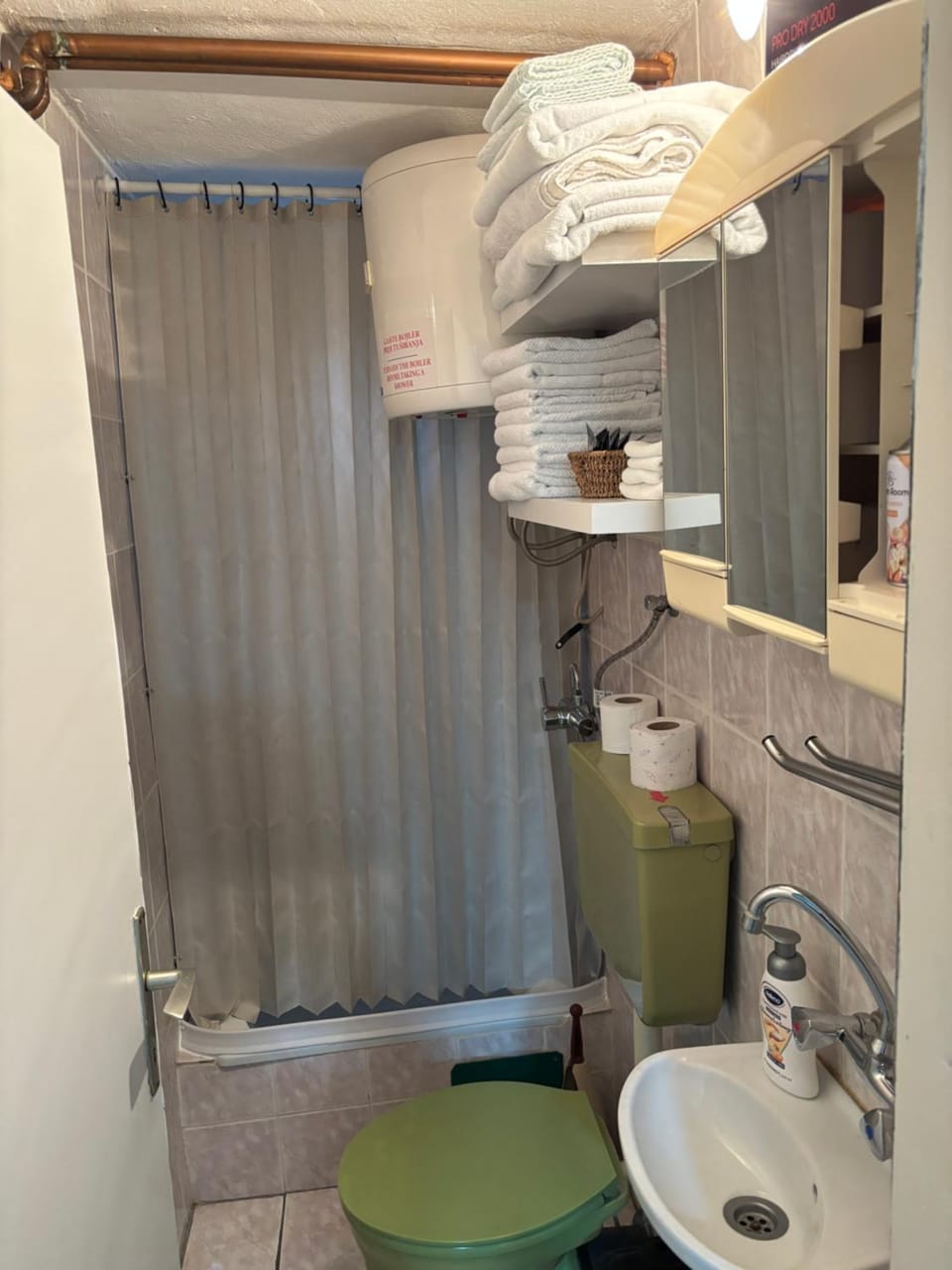 Shower, Toilet, Bathroom, towels