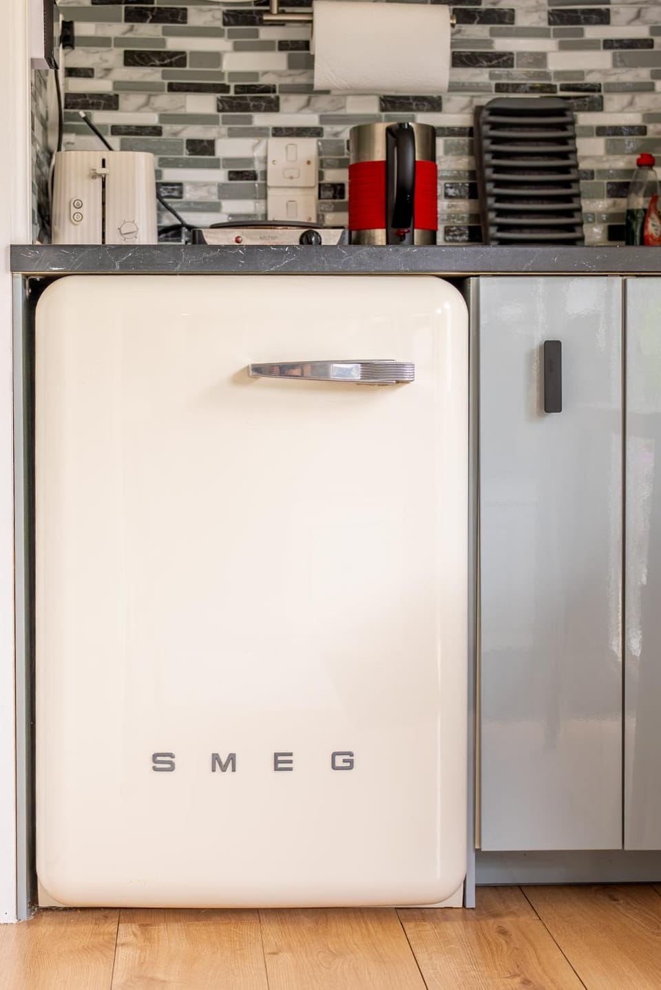 Kitchen or kitchenette, washing machine, kitchen