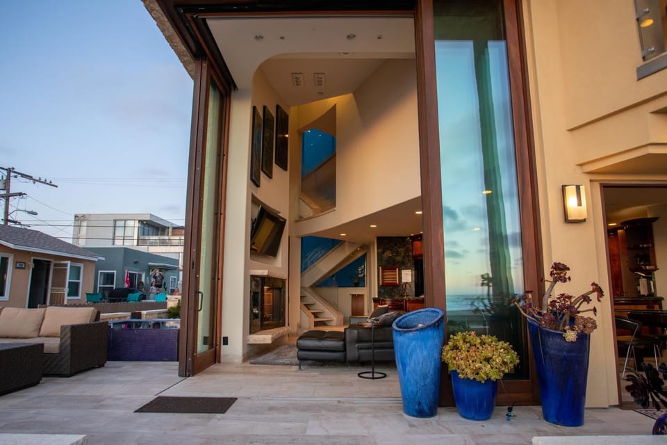 Verona Oceanfront Luxury Villa w Spa, Multiple Private Patios, Grill, AC & Garage House in Mission Beach
