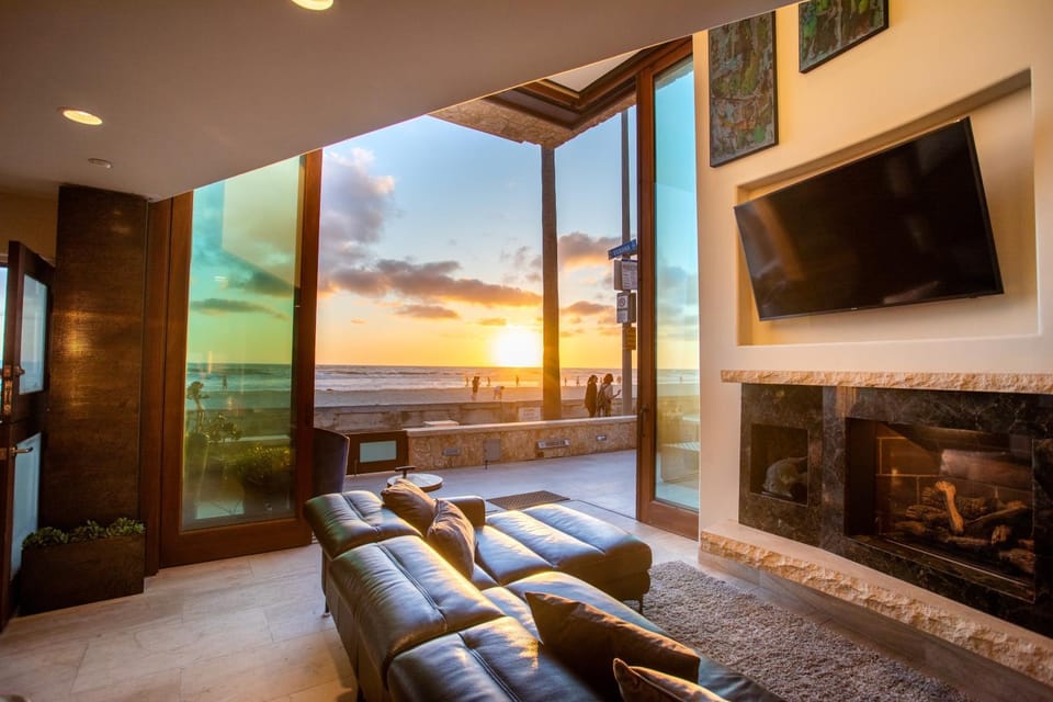 Verona Oceanfront Luxury Villa w Spa, Multiple Private Patios, Grill, AC & Garage House in Mission Beach