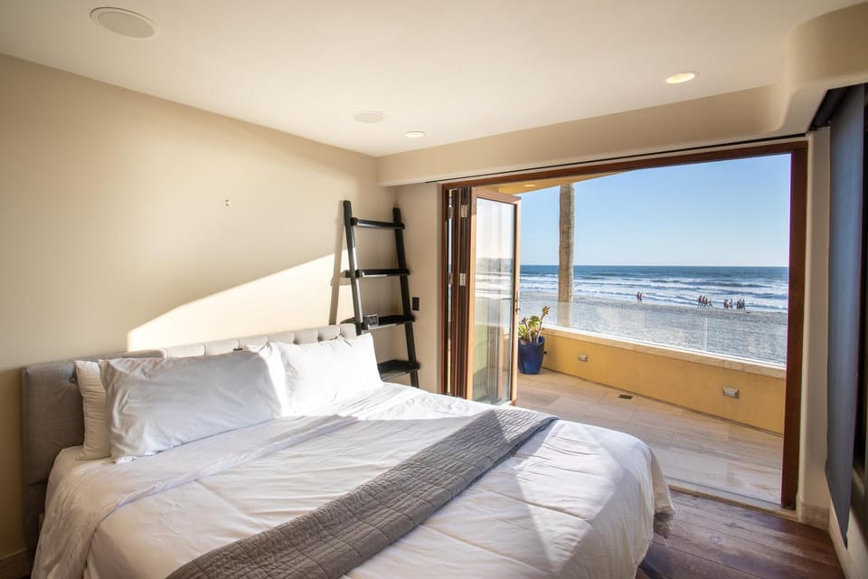 Verona Oceanfront Luxury Villa w Spa, Multiple Private Patios, Grill, AC & Garage House in Mission Beach