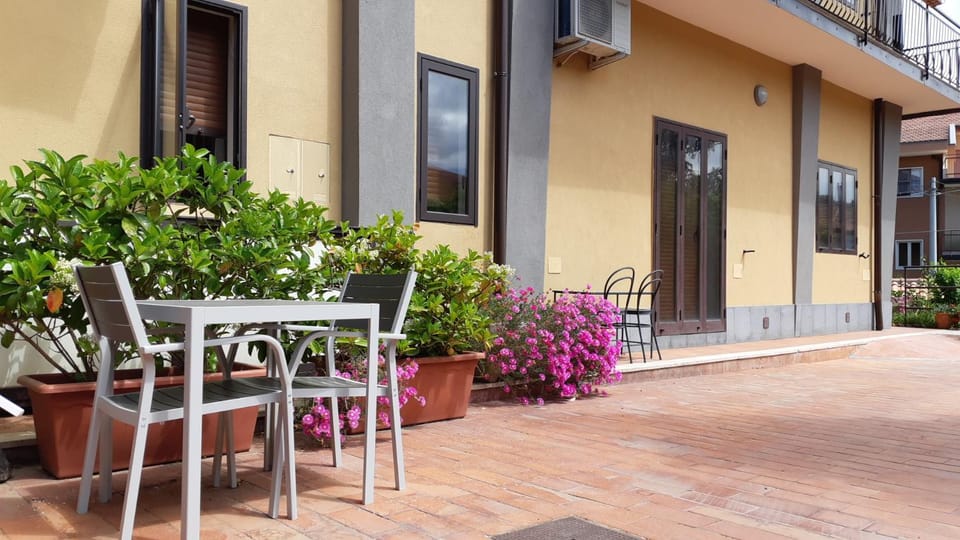 Patio, Facade/entrance