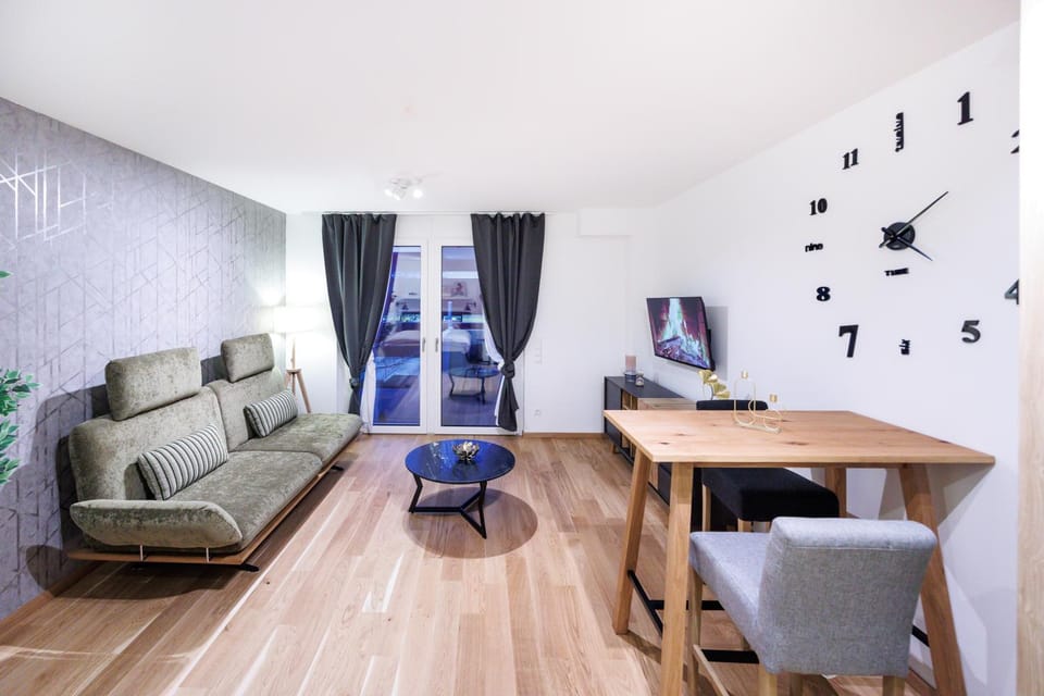 Living room, Seating area, Dining area, hair dresser