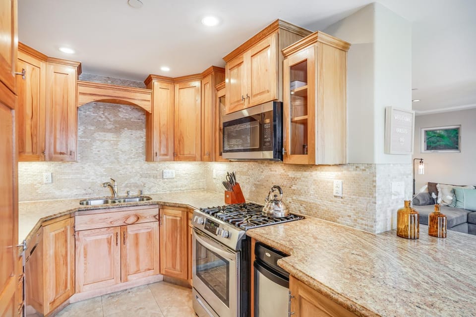 Massive Dream Beach Home - Dog Friendly, AC, Steps2Sand House in Mission Beach