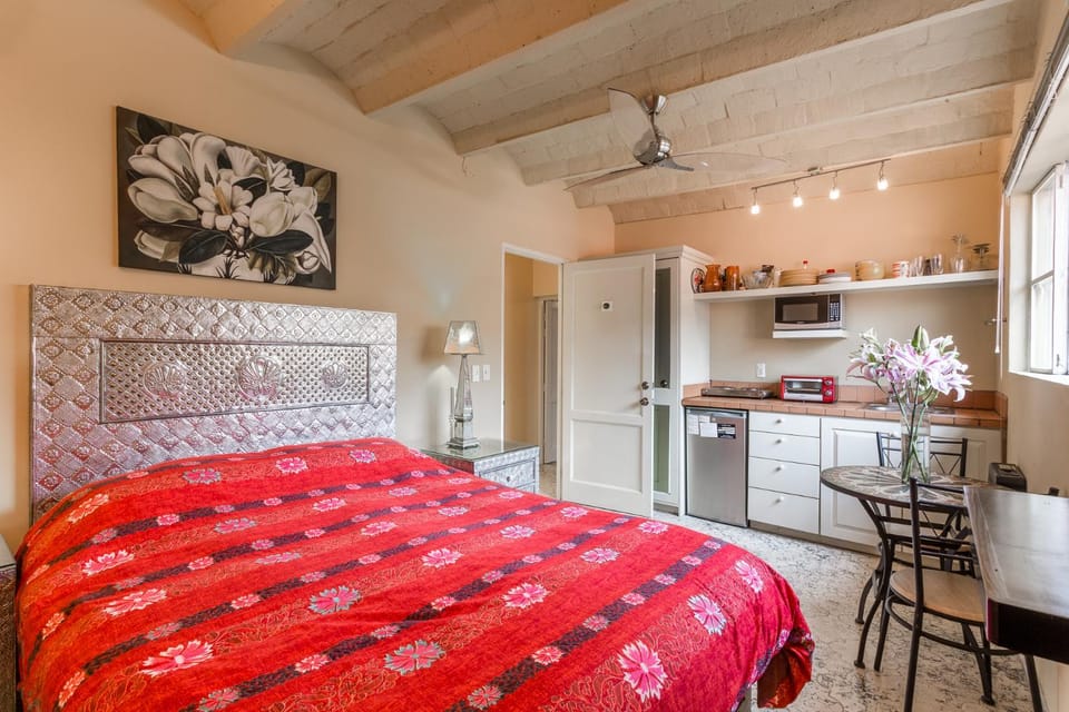 Bed, Kitchen or kitchenette, Dining area, Bedroom, fireplace, minibar
