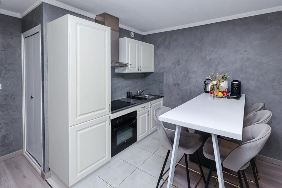 Kitchen or kitchenette, Dining area, minibar, pet friendly, stove