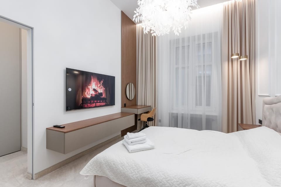 Bed, TV and multimedia, Photo of the whole room, Bedroom