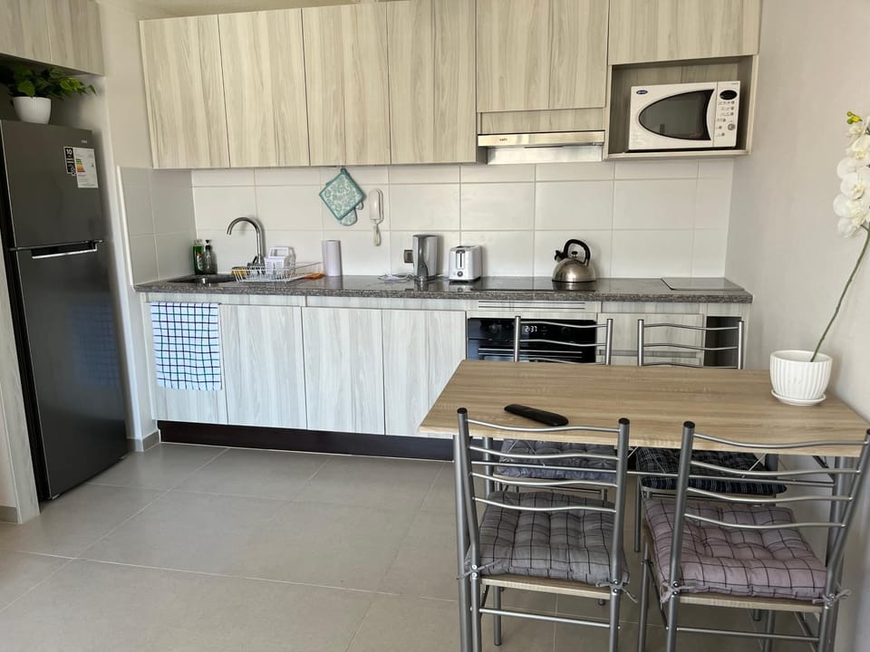 Kitchen or kitchenette, Dining area, dishwasher, minibar, pet friendly, stove, toaster