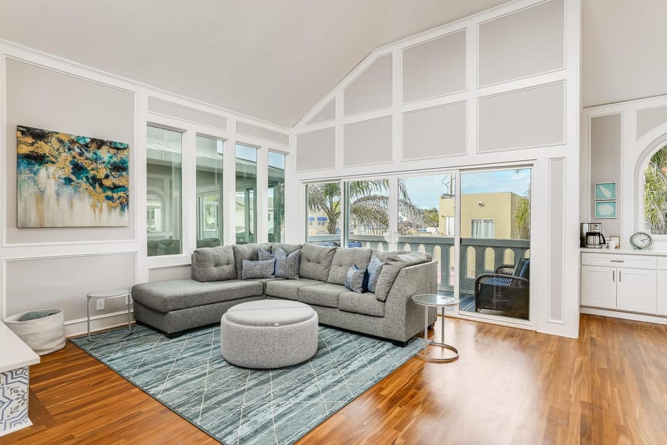 Massive Beach Home w Stunning Rooftop, Parking, Spa, AC & Bay Views! House in Mission Beach