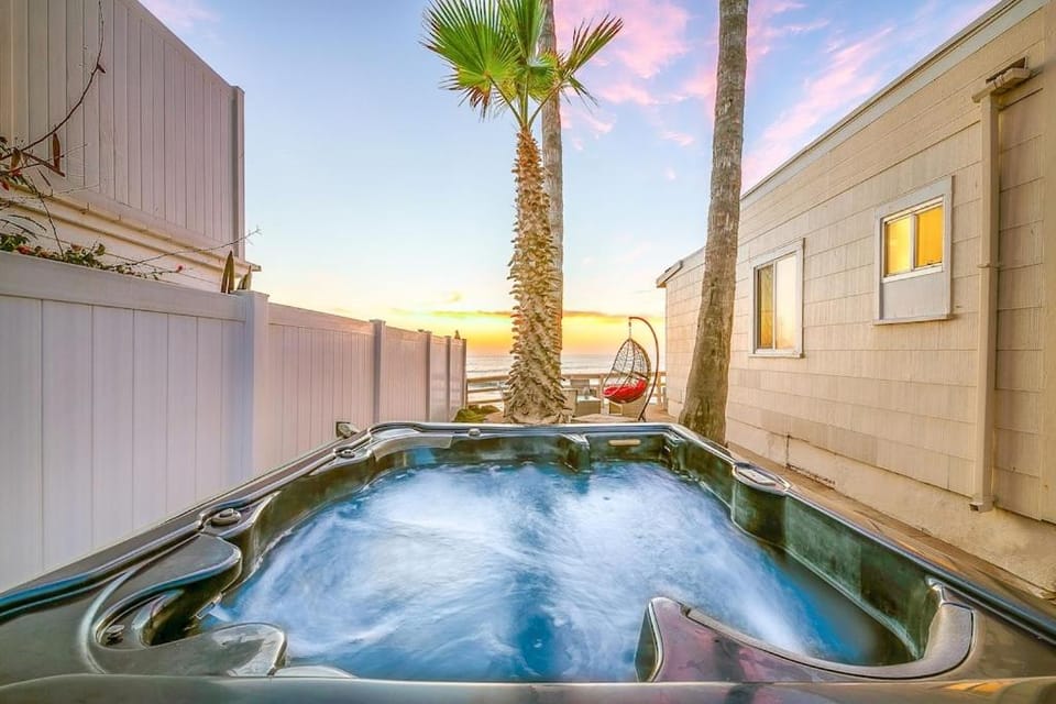 Stunning Oceanfront Villa - Massive Patio, Hot Tub, Parking, Pet Friendly & Views! Villa in Ocean Beach