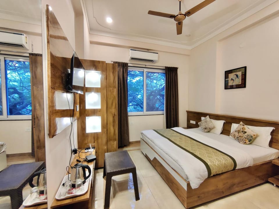 TV and multimedia, Photo of the whole room, Seating area, Bedroom