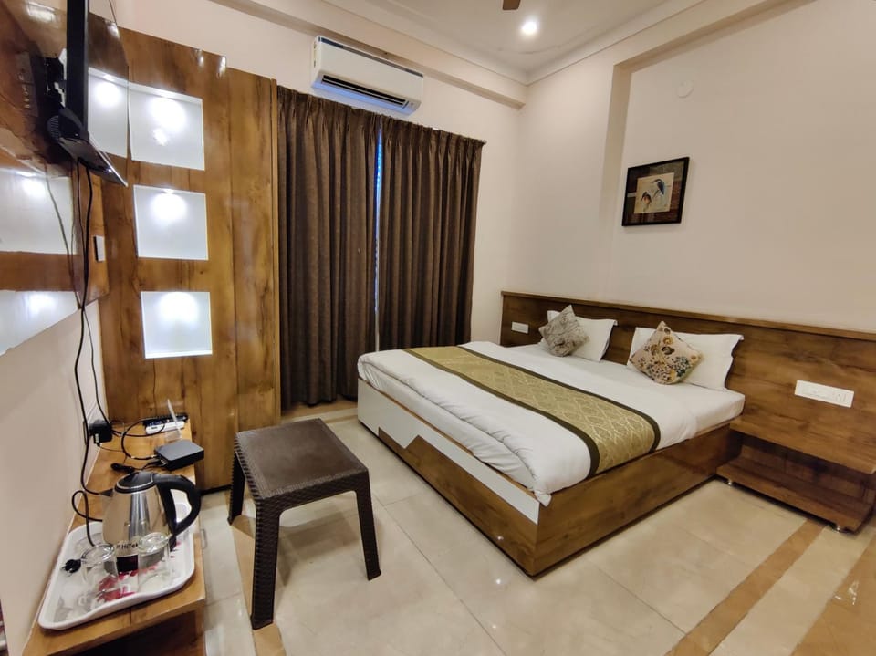 Bed, TV and multimedia, Coffee/tea facilities, Photo of the whole room, air conditioner