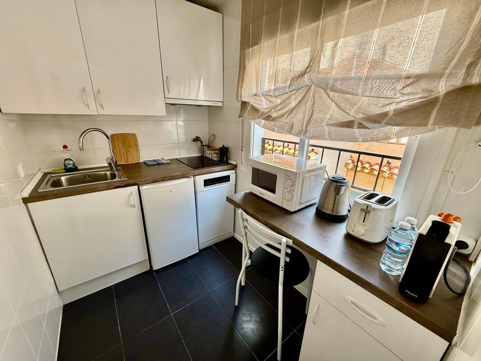 Coffee/tea facilities, microwave, toaster, kitchen